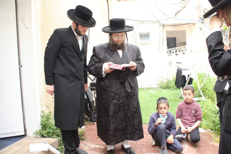 האדמו''ר מצאנז זימגראד בשריפת חמץ
