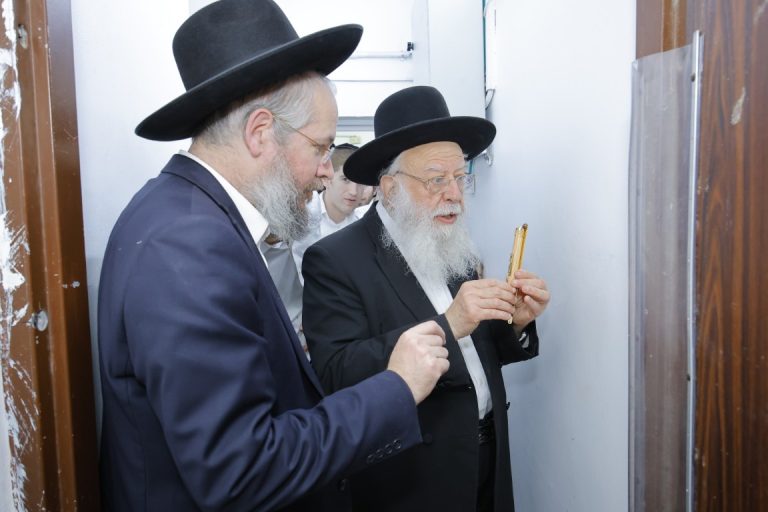 הגר''ד מילר פוניבז' חנוכת קביעת מזוזות (3)