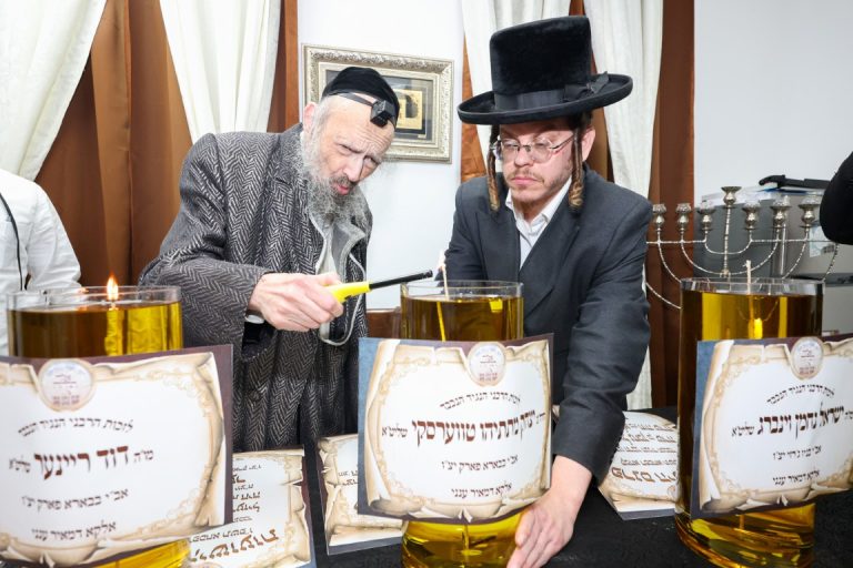 הגר''ד קוק הדלקת נרות בקבר רמב''ה (12)