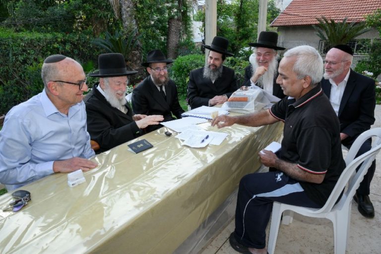 הגר''י זילברשטיין מכר את החמץ של בני קהילתו רמת אלחנן' (35)