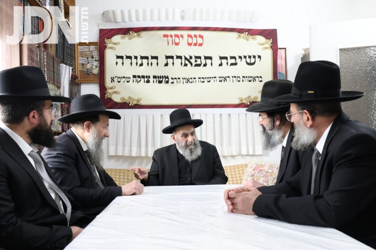 הגר''מ צדקה במעמד פתיחת ישיבה במעונו צילום יעקב כהן (2)