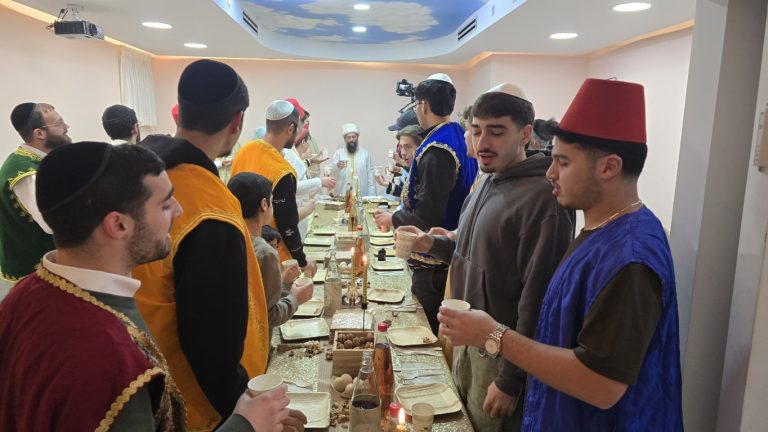 הדגמת ליל הסדר ע''י הרב שלמה בצרי במדרשיית 'בן איש חי' ברמת גן