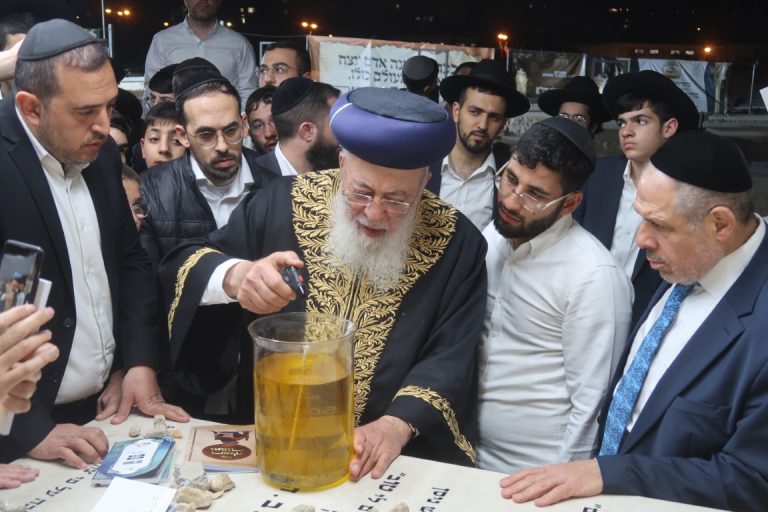 הראשל''צ הגרש''מ עמאר בציונו של מרן ראש הישיבה הגאון רבי מאיר מאזוז צילום ש.פ