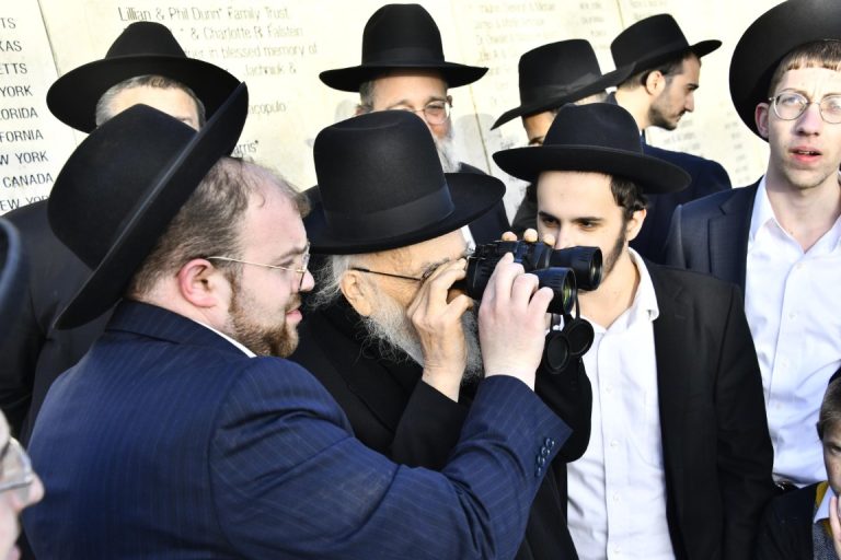 הרב בנימין אלישיב בהר הצופים ובביקור אצל אחיוו הגדול ר משה אלישיב צילום שוקי לרר (16)