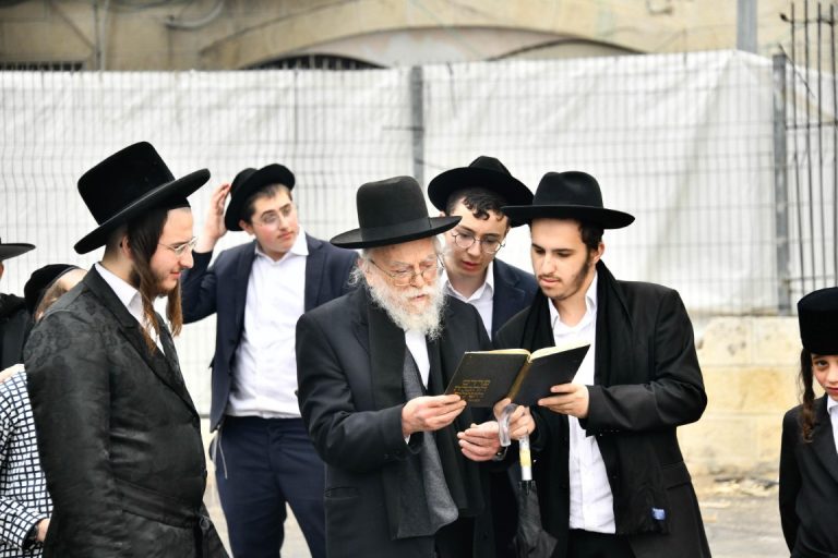 הרב בנימין אלישיב שרפת חמץ צילום שוקי לרר (9)
