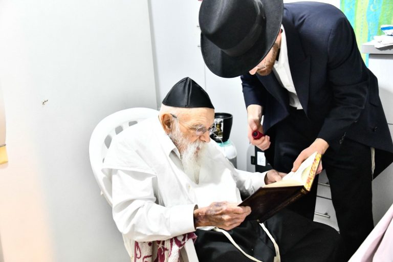 הרב גרינמן בדיקת חמץ צילום שוקי לרר (4)