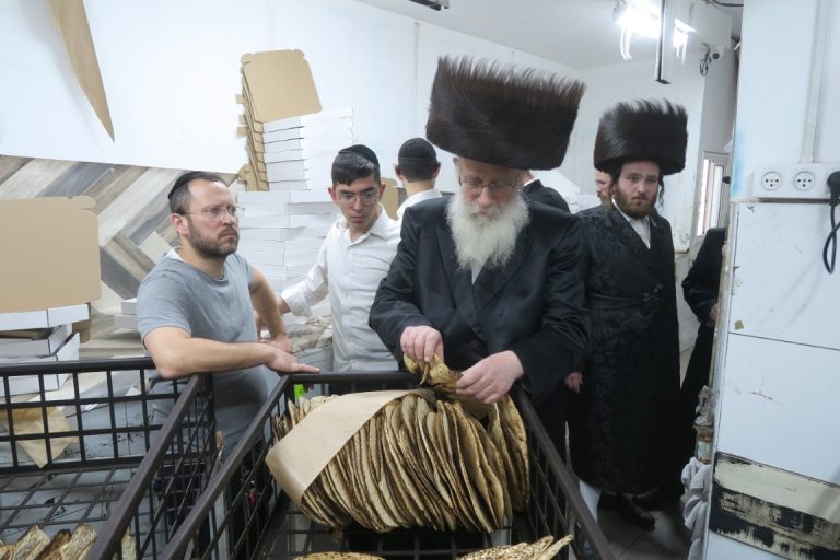 הרב שמואל אליעזר שטרן באפיית מצות מצווה צילום מ