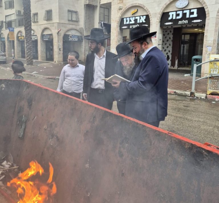 זקן המקובלים רבי דוד בצרי בשריפת חמץ צילום ש.פ