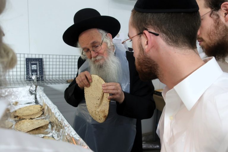 חג הפסח במחיצת המשגיח הגרמ''ד ליפקוביץ צילום ש.פ