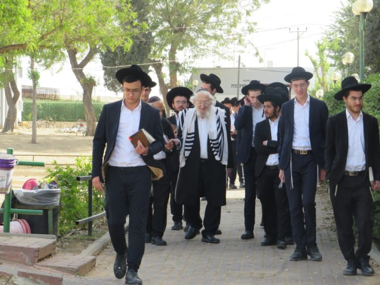 חג הפסח במעונו של חבר המועצת מרן הגר''א לוי (17)