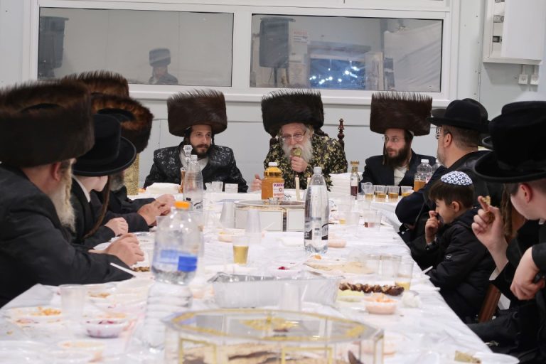 חג הפסח בצל האדמו''ר משאץ דרהאביטש (1)