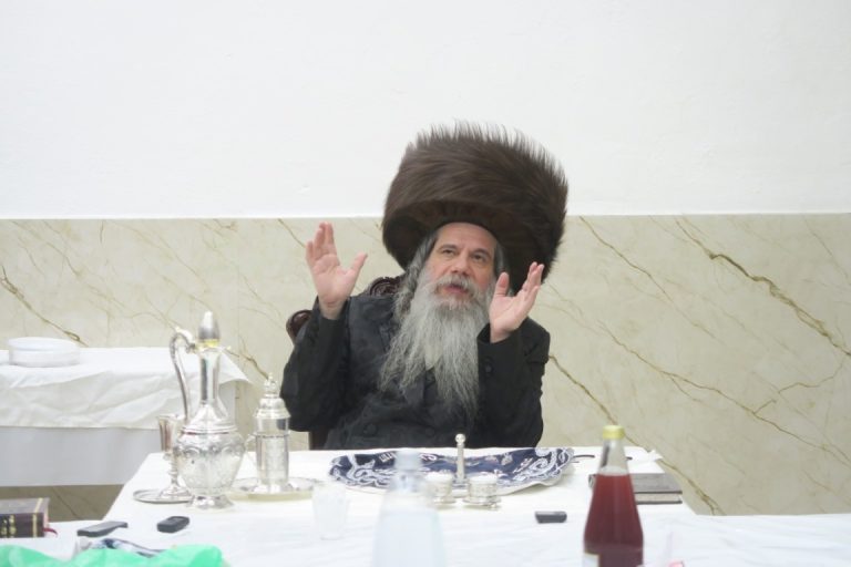 טיש ייארציט ולכבוד החג בחצה''ק קוידינוב צילום מ