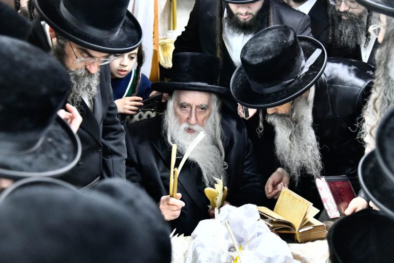 מחנובקה בעלזא בדיקת חמץ צילום שוקי לרר תשפ''ו (4)
