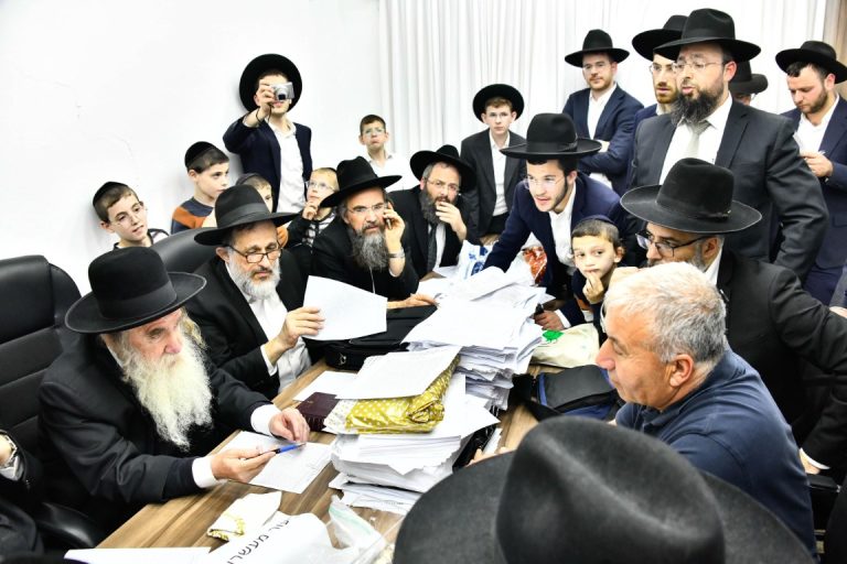 מכירת חמץ הרב גרוס צילום שוקי לרר תשפ''ו (4)
