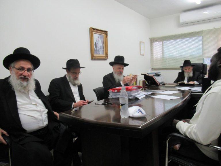 מכירת חמץ ע''י רבני העיר חולון הרב אברהם יוסף והרב אליהו יוחנן גורארי צילום ש.פ
