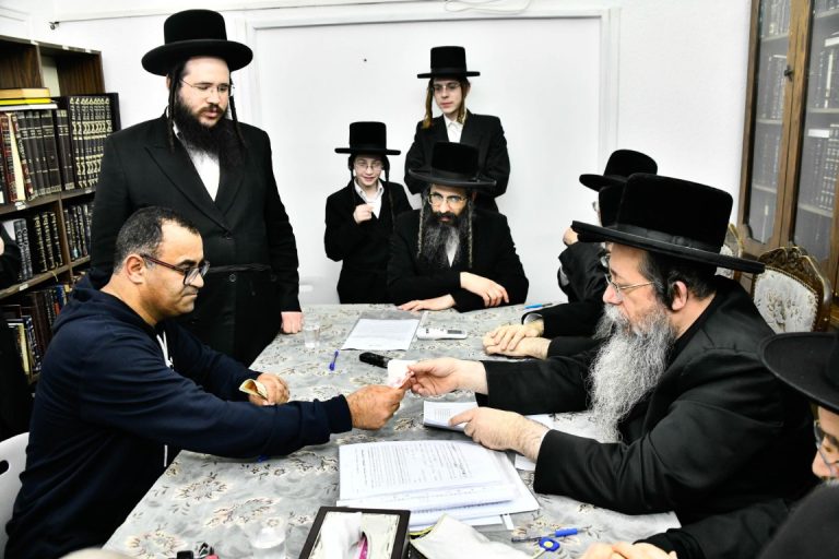 מכירת חמץ שבט הלוי צילום שוקי לרר (1)