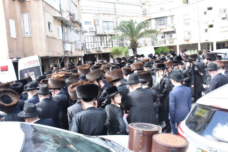 מסע הלווית הרבנית נעמי כץ ע''ה אשת ראש הישיבה הגר''צ כץ צילום יהודה פרקוביץ (10)