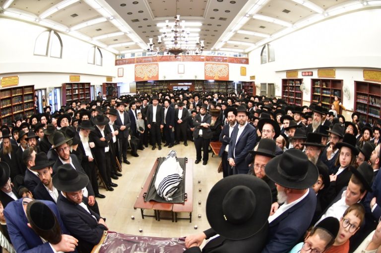 מסע הלווית ראש ישיבת עטרת צבי הגאון רבי אברהם אלטמן זצוקל צילום יוסי לוי (9)