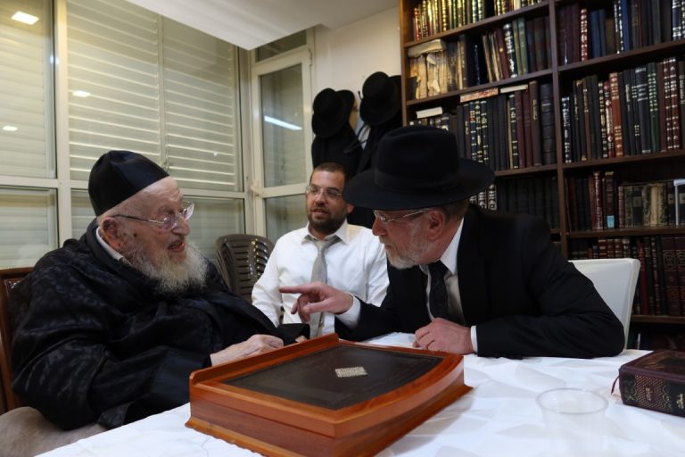 מראות חג הפסח תשפ''ו אצל ראש הישיבה הגרמ''צ ברגמן צילום שוקי לרר (28)