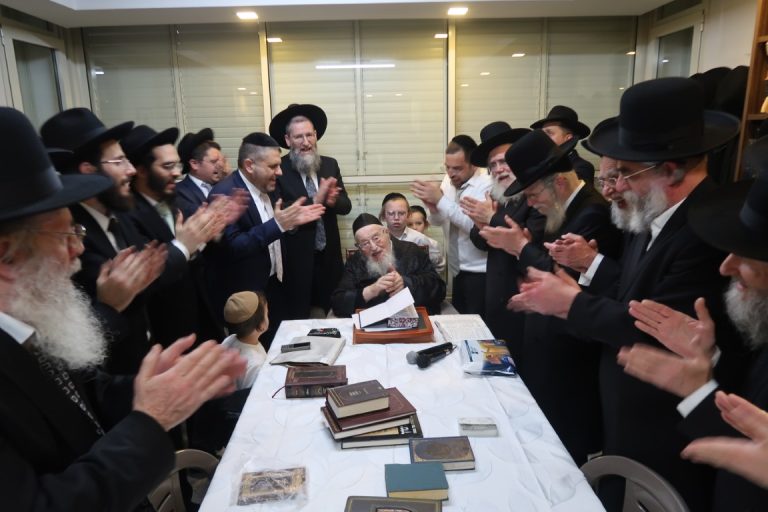 מראות חג הפסח תשפ''ו אצל ראש הישיבה הגרמ''צ ברגמן צילום שוקי לרר (44)
