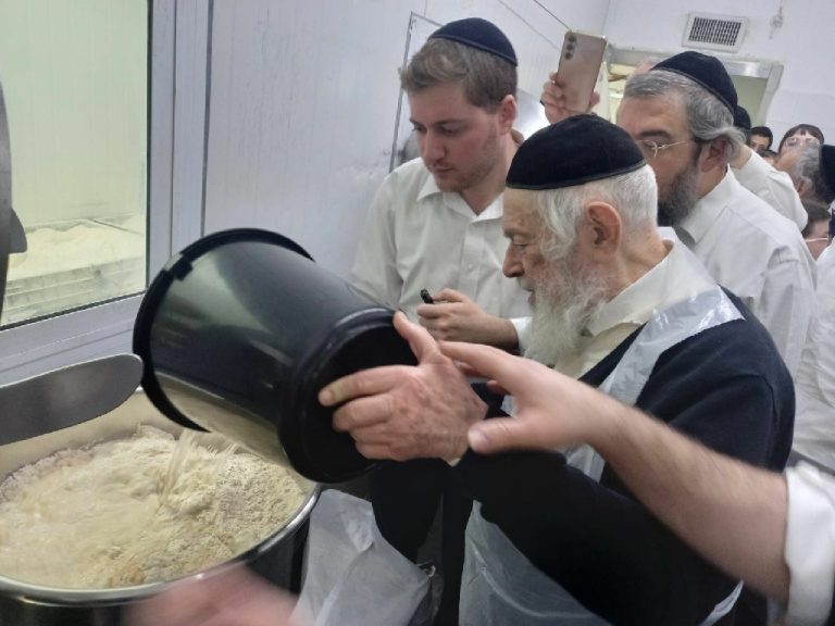 מרן עמוד ההוראה הגר''י זילברשטיין שליט''א באפיית מצות מצווה בערב חג הפסח תשפ''ו (4)