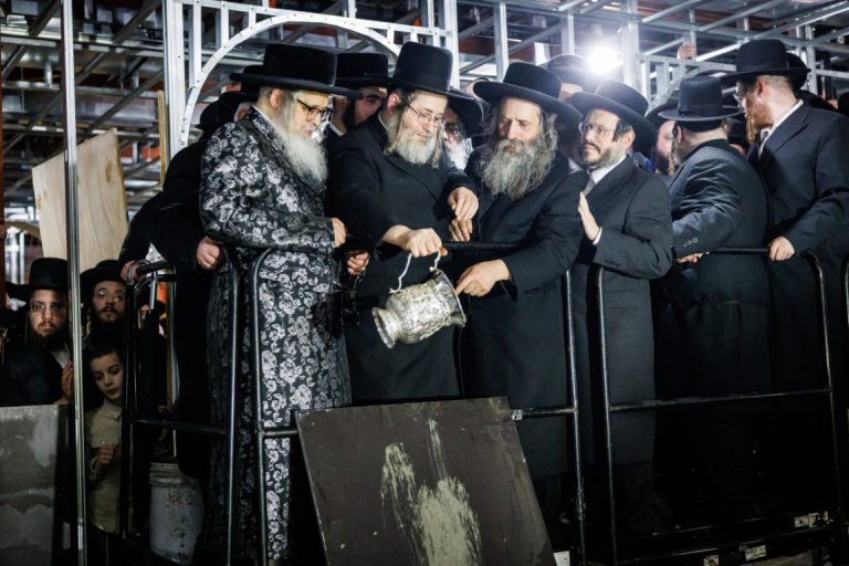 סאטמאר יציקת הבורות למקווה (30)