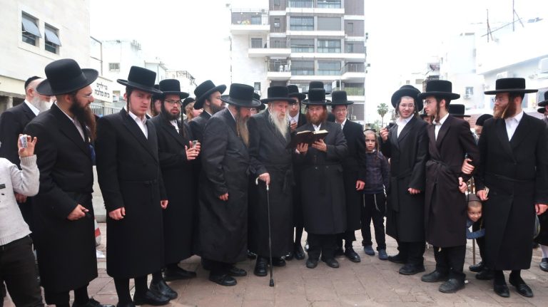 ערב פסח בחצר הקודש טשארנאביל צילום שימי פ (3)