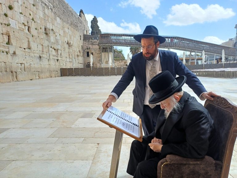 פסח אצל ראש הישיבה הגרב''ד פוברסקי צילום שוקי לרר (1)