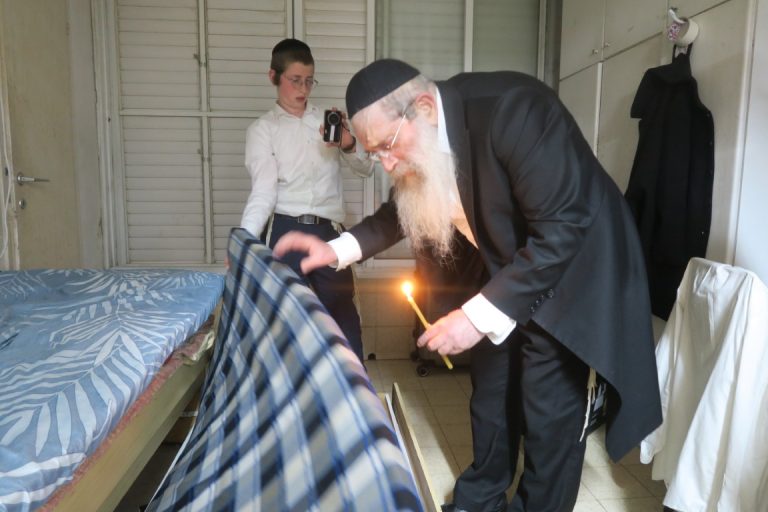 ר' שרגא שטיינמן בבדיקת חמץ צילום מ