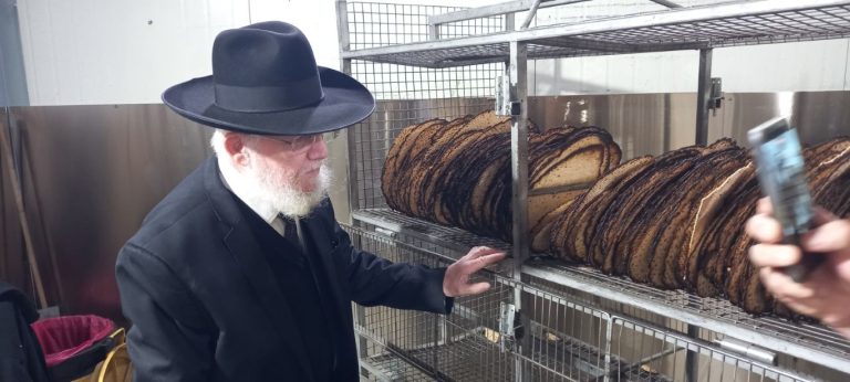 ראש ישיבת 'כסא רחמים' הרב צמח מאזוז בביקורים במאפיות המצות (4)