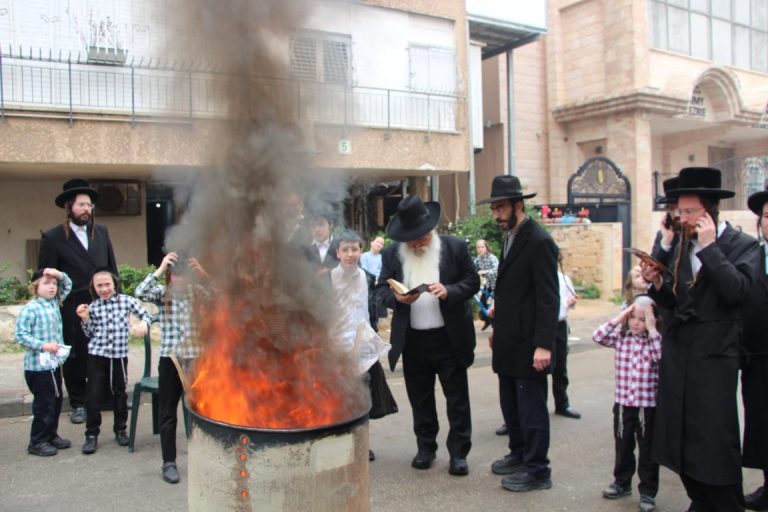 רבי דניאל זר רו''מ אור דוד בשריפת חמץ. צילום ש.פ