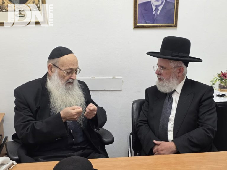 רבי זבדיה כהן רב העיר תל - אביב בביקור במעונו של זקן המועצת הגר''מ מאיה (3)
