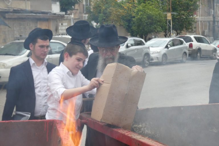 רבי יעקב בן שמעון חבר בד''ץ נווה ציון בשריפת חמץ צילום ש.פ