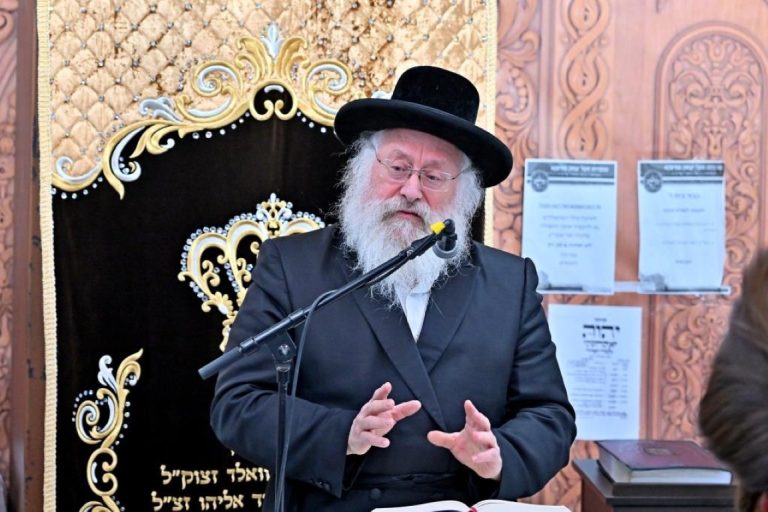 רבי יצחק אייזיק לנדאו רבה של בני ברק בשיעור בחול המועד בבית מדרש ספינקא צילום יהושע פרוכטר (6)