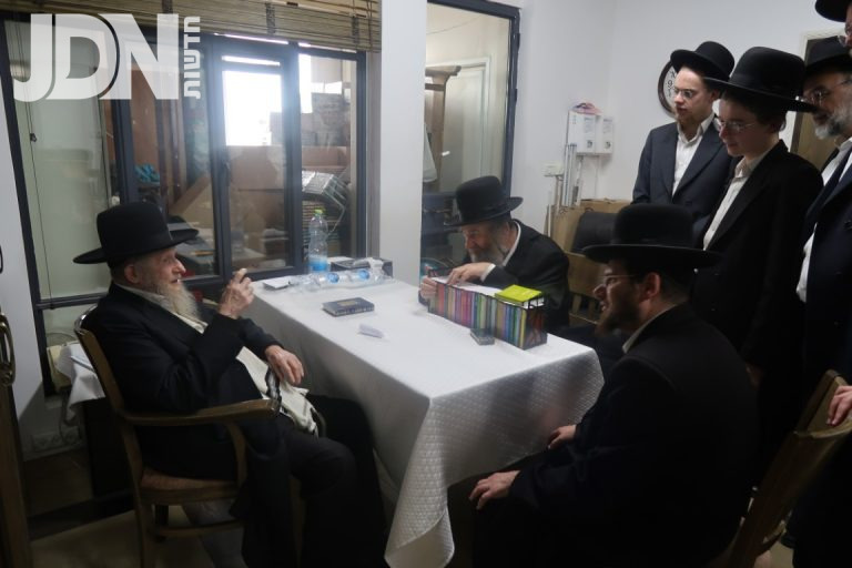 רבי משה מרדכי קארפ בביקור חג אצל המשגיח רב דן סגל ובכותל (2)