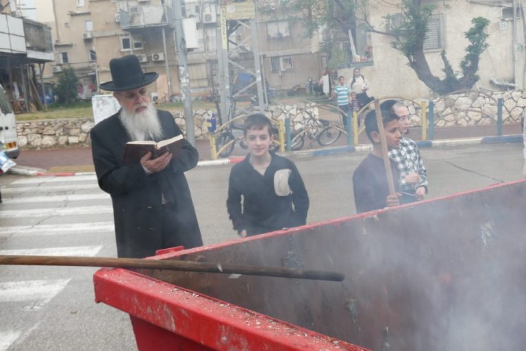 רבי שבתי לוי רב שכונת רמת אהרון ורו''מ הליכות משה בב''ב בשריפת חמץ צילום ש.פ