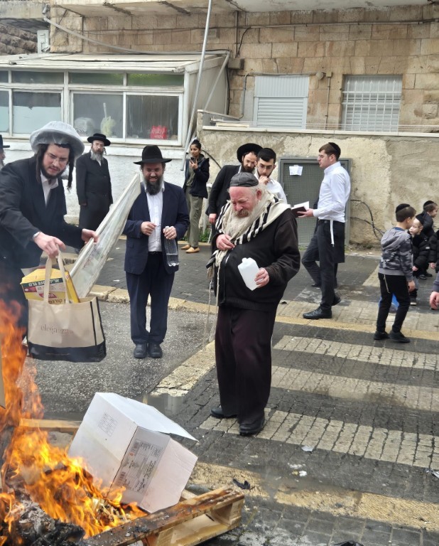 שריפת חמץ אצל המקובל הגה''צ רבי יעקב עדס צילום ש.פ