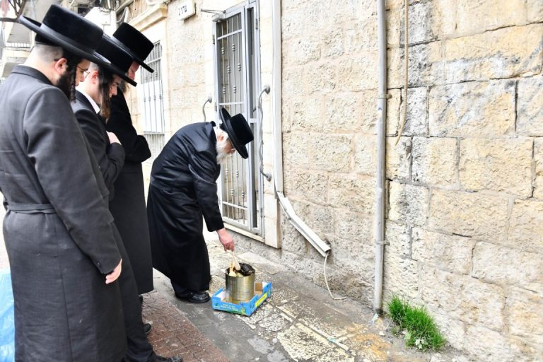 שרפת חמץ פינסק קרלין צילום שוקי לרר (10)