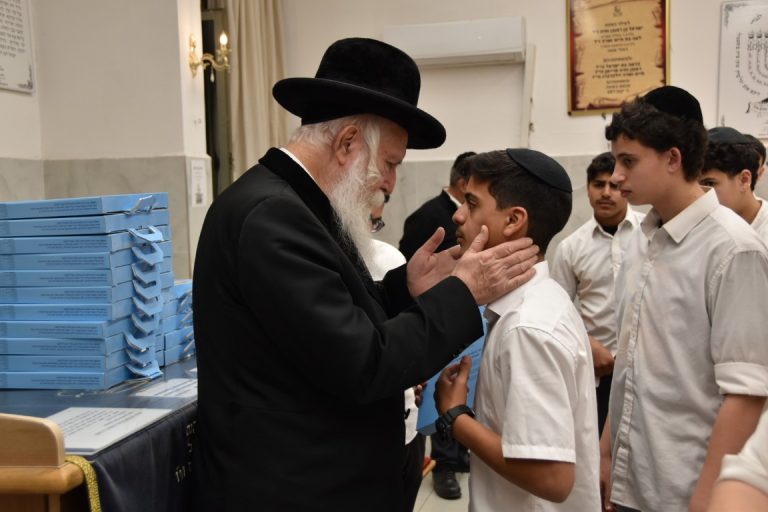 תיעוד מסכם חג הפסח במחיצת הגרי''ד גרוסמן צילום י.ש