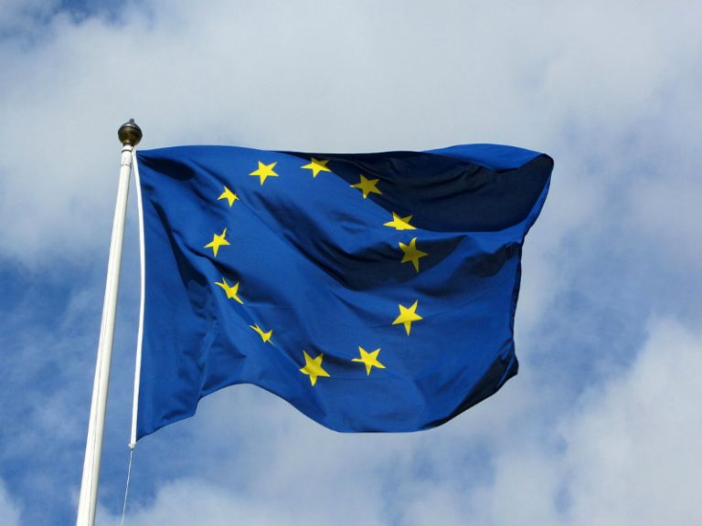 1200px-European_flag_in_Karlskrona_2011 - 800