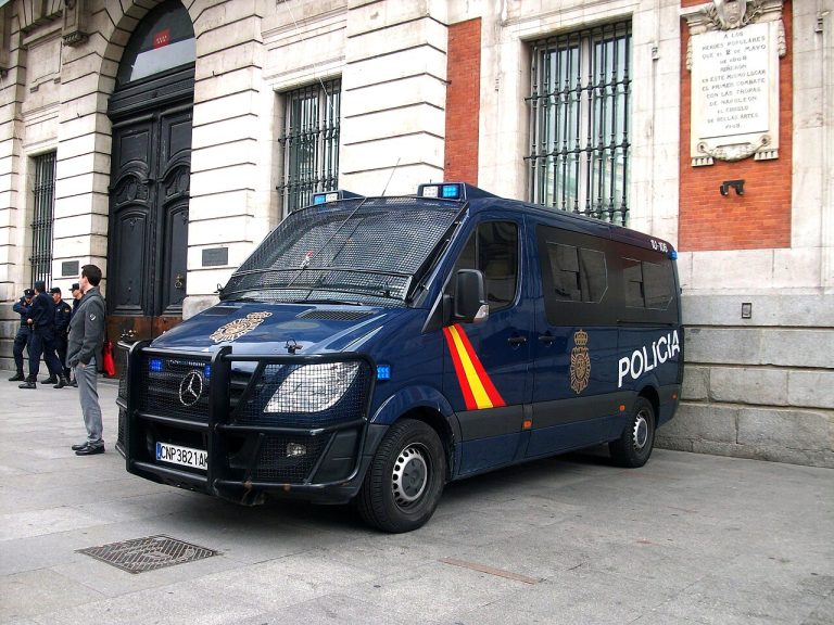 Mercedes-Benz_Sprinter_law_enforcement_in_Madrid
