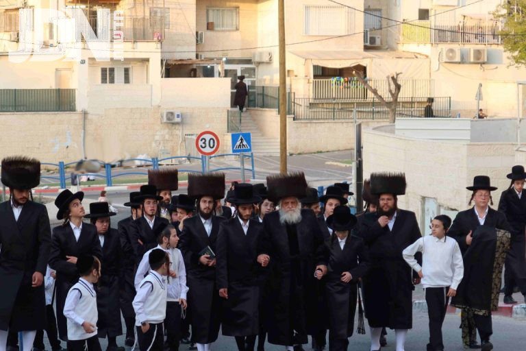 אדמו''ר מקוסוב ויזניץ בשב''ק בבית מדרשו בבניין המוסדות ברמה ב' (3)