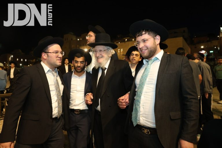 אדמורים ורבנים בכותל המערבי אסרו חג שבועות צילום יהודה וויס (17)