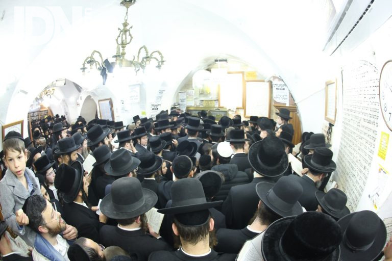 אדמורים ורבנים במירון 3 ימים לאחר ההילולא צילום י וויס (42)