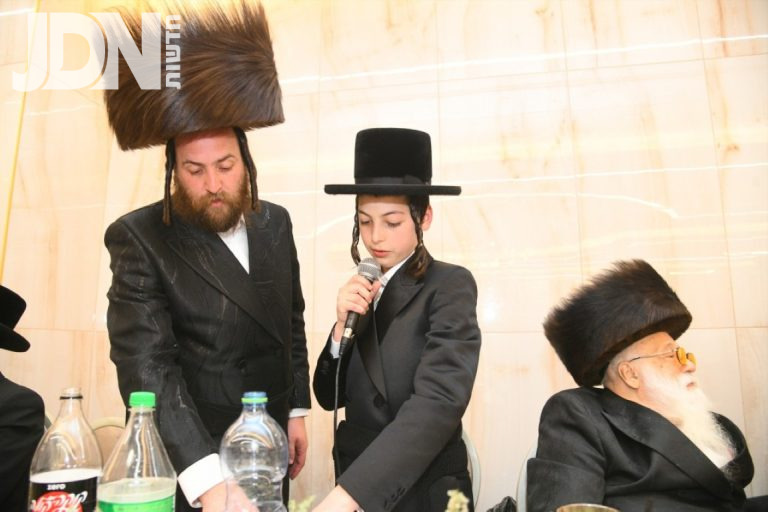בר מצווה לבן העסקן איש ליזנעסק בעמנואל הרב יצחק ויינבאך צילום ארי קופרשטוק (64)
