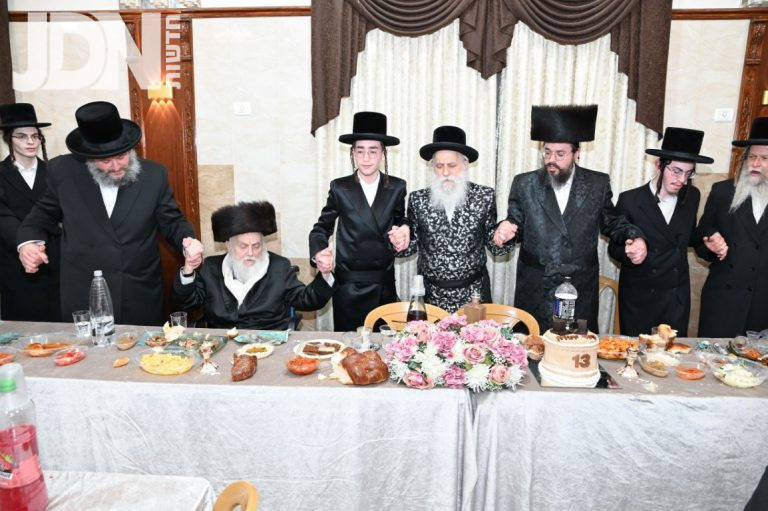 בר מצווה לבן נין האדמו''ר מהרי''ל מבוטושאן זצוק'''ל בן לר' ישראל שחל (4)