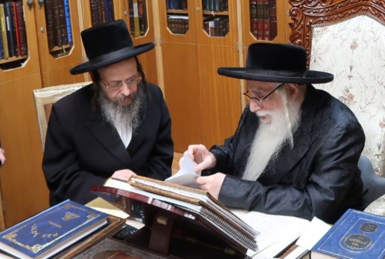 גאב''ד זוועהיל בביקור אצל האדמו''ר מצאנז לקראת שמחת נישואי בתו (1)
