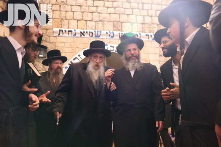 האדמו''ר מטשארנאביל בתפילה בציון הרשב''י במירון ובהדלקה צילום דוד כהן (16)
