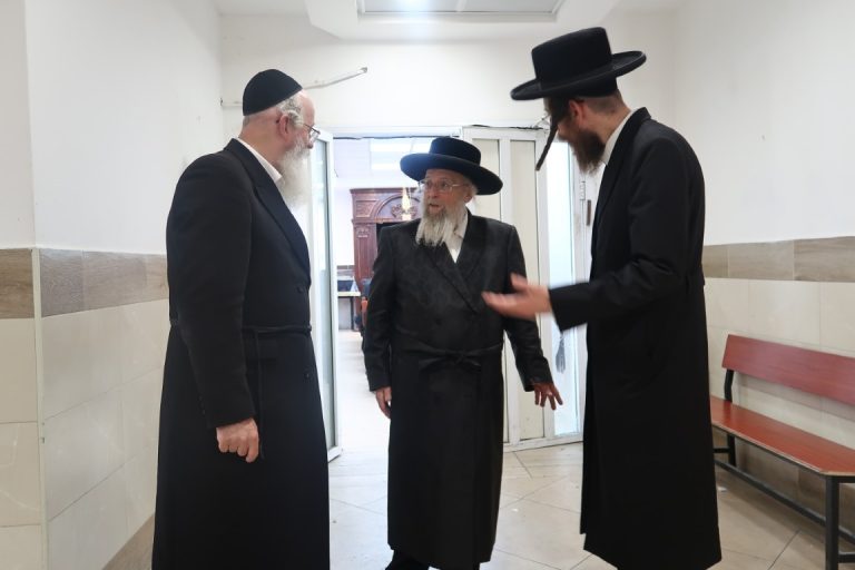 האדמו''ר מפינסק קרלין בביקור בישיב''ק 'דרכי משה' בביתר עילית צילום שימי פ