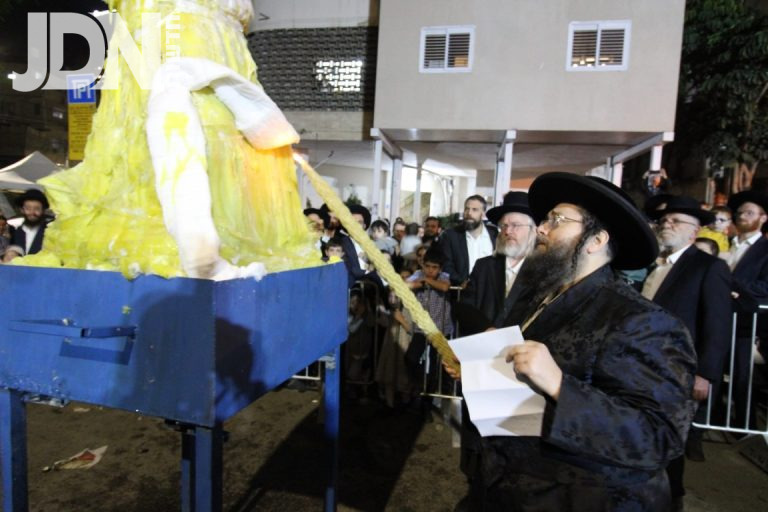 האדמו''ר מצאנז זימגראד הדלקה